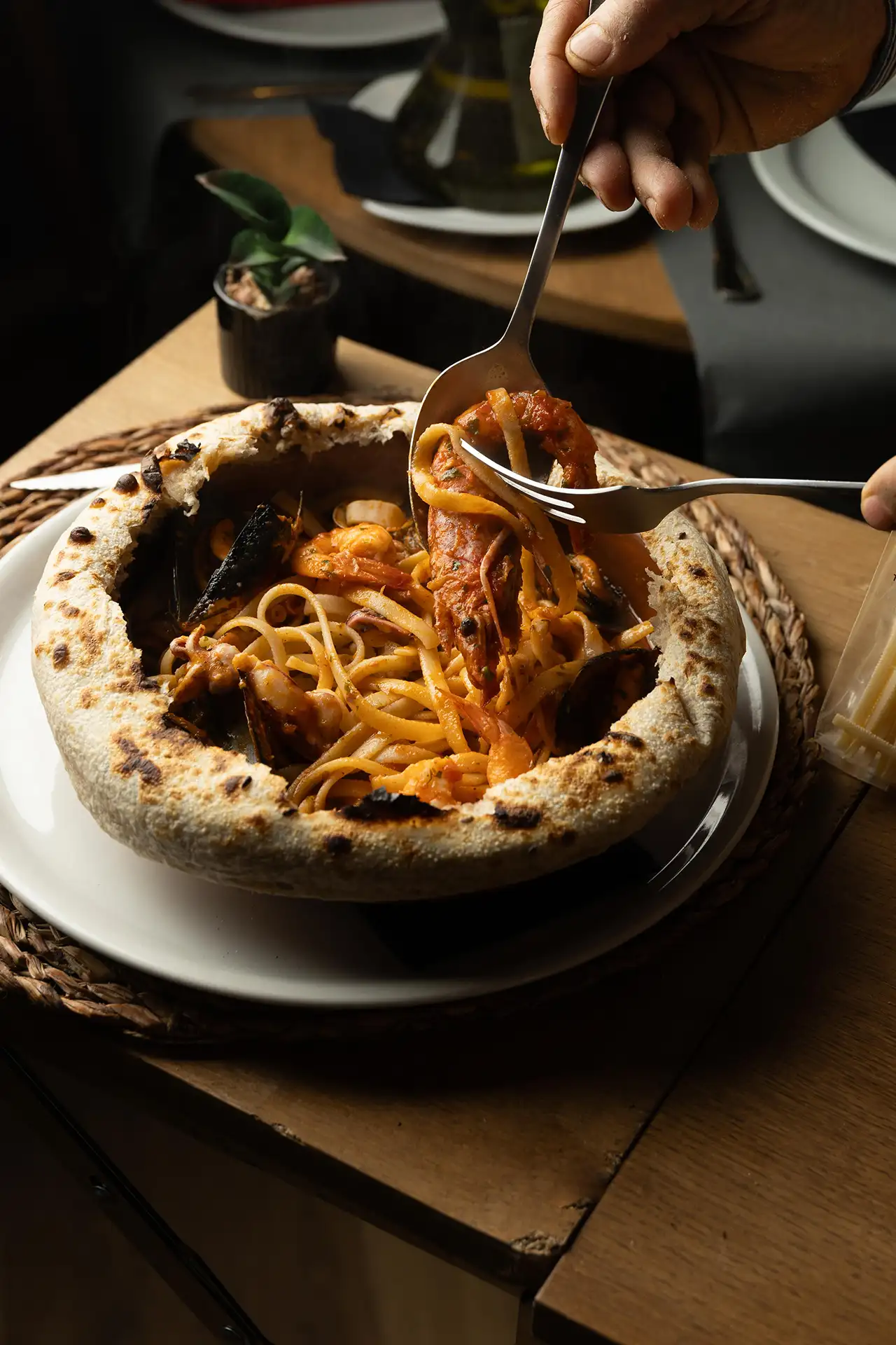 Pizza Straciatella Tartufata en Locanda del Vulture, auténtica cocina italiana en Sant Martí, Barcelona. Disfruta de esta especialidad con burrata y mortadela.