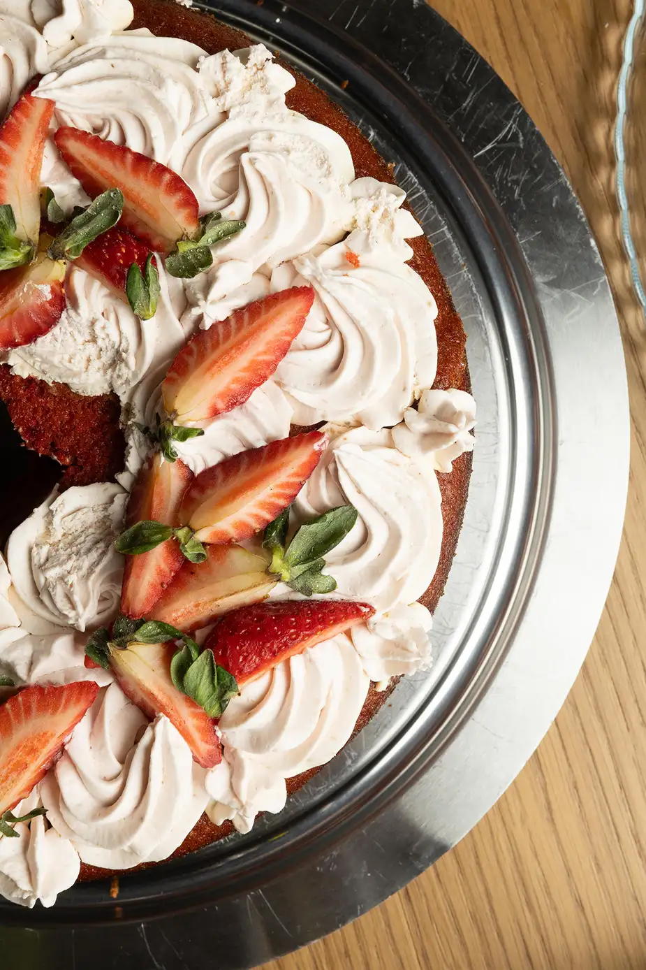Tarta casera de fresas con nata montada, entera y lista para compartir